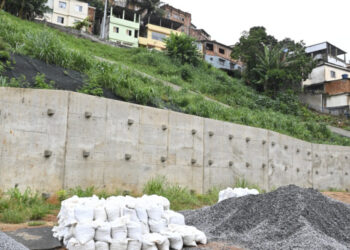 Prefeitura de Vitória investe em obras de contenção de encostas para prevenir deslizamentos, proteger famílias e viabilizar escolas e unidades de saúde em áreas de risco.