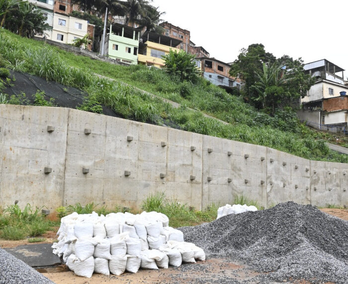 Prefeitura de Vitória investe em obras de contenção de encostas para prevenir deslizamentos, proteger famílias e viabilizar escolas e unidades de saúde em áreas de risco.