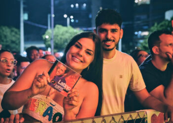 Penúltima noite da Arena de Verão 2026 lota a praia de Camburi, tem shows de Ubando e Latino e estreia transmissão ao vivo em TV aberta.