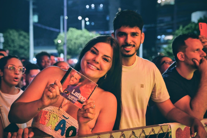 Penúltima noite da Arena de Verão 2026 lota a praia de Camburi, tem shows de Ubando e Latino e estreia transmissão ao vivo em TV aberta.