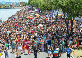 Carnaval de rua de Vitória 2026 começa neste sábado (31) com blocos em diversos bairros e segue até março, com programação gratuita e estrutura reforçada.