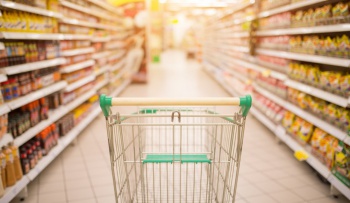 Pesquisa do Procon Vitória registra variação de até 200% nos preços de itens de primeira necessidade em janeiro, com destaque para frutas, ovos, arroz e feijão.