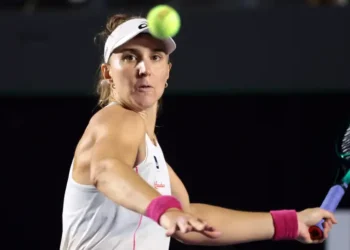 Bia Haddad é eliminada na estreia do WTA 500 de Adelaide, enquanto Luisa Stefani avança às quartas nas duplas. Brasileiros se preparam para o Aberto da Austrália.