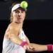 Bia Haddad é eliminada na estreia do WTA 500 de Adelaide, enquanto Luisa Stefani avança às quartas nas duplas. Brasileiros se preparam para o Aberto da Austrália.