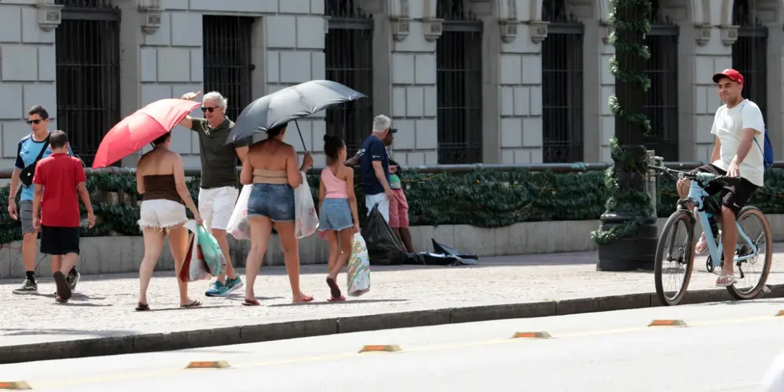 Previsão do tempo em São Paulo indica calor intenso, com temperaturas que podem chegar a 36 °C no domingo, além de pancadas de chuva isoladas e baixa umidade do ar.