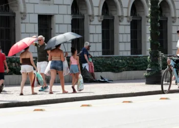 Previsão do tempo em São Paulo indica calor intenso, com temperaturas que podem chegar a 36 °C no domingo, além de pancadas de chuva isoladas e baixa umidade do ar.