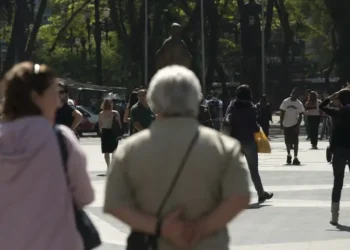 Primeira Vara Especializada em Pessoas Idosas do TJRJ completa um ano com quase 14 mil decisões, atendimento humanizado e articulação com o poder público, tornando-se referência no país.