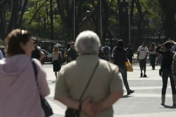 Primeira Vara Especializada em Pessoas Idosas do TJRJ completa um ano com quase 14 mil decisões, atendimento humanizado e articulação com o poder público, tornando-se referência no país.