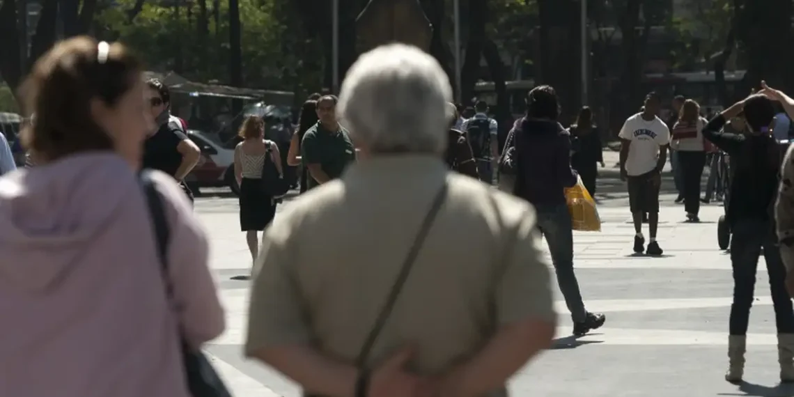 Estudo baseado no Censo 2022 aponta que cerca de 300 mil idosos brasileiros têm algum grau de autismo, destacando desafios no diagnóstico e nas políticas públicas.
