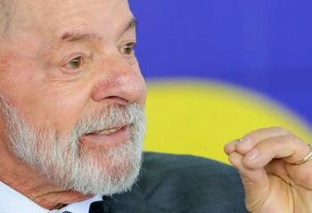 Após cirurgia de catarata no olho esquerdo, presidente Lula apresenta evolução satisfatória e retorna às atividades oficiais na segunda-feira (2), segundo o Palácio do Planalto.