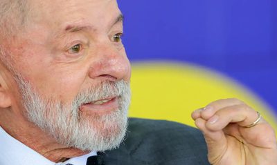 Após cirurgia de catarata no olho esquerdo, presidente Lula apresenta evolução satisfatória e retorna às atividades oficiais na segunda-feira (2), segundo o Palácio do Planalto.