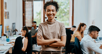 Brasil alcança recorde histórico com 715 mil jovens aprendizes no mercado de trabalho. Saldo de contratações supera 118 mil em 2025, aponta MTE.