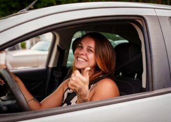 Mais de 324 mil motoristas já tiveram a CNH renovada automaticamente no Brasil. A medida beneficia condutores sem infrações, reduz custos e já gerou economia de R$ 226 milhões.