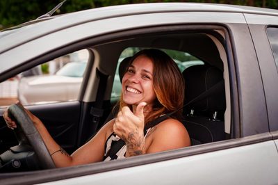 Mais de 324 mil motoristas já tiveram a CNH renovada automaticamente no Brasil. A medida beneficia condutores sem infrações, reduz custos e já gerou economia de R$ 226 milhões.