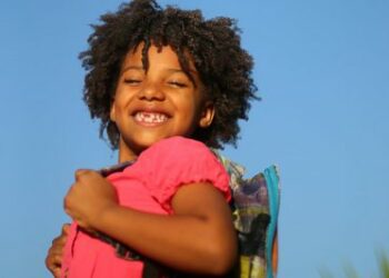 Bolsa Família registra e acompanha a frequência escolar de 1,55 milhão de estudantes em 2025, reduzindo alunos não localizados e fortalecendo o acesso à educação.