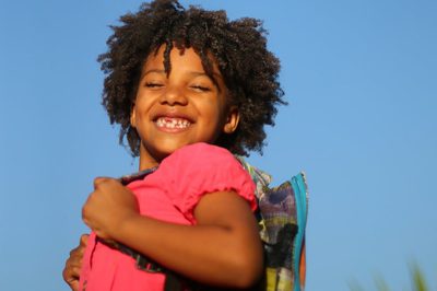 Bolsa Família registra e acompanha a frequência escolar de 1,55 milhão de estudantes em 2025, reduzindo alunos não localizados e fortalecendo o acesso à educação.