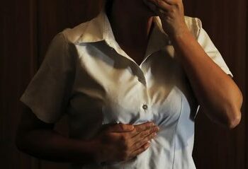 Anvisa aprova o primeiro genérico de deslansoprazol para tratar refluxo gastroesofágico em adolescentes e adultos, ampliando o acesso ao tratamento.