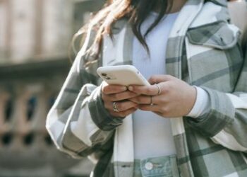 Campanha do Ministério dos Direitos Humanos alerta sobre o aliciamento digital para trabalho escravo, orienta sobre prevenção e reforça canais de denúncia.