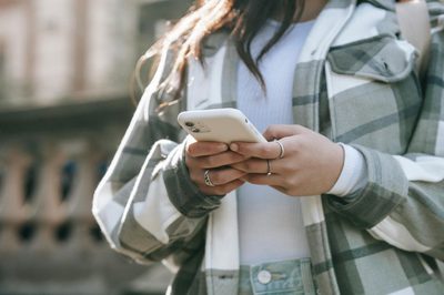 Campanha do Ministério dos Direitos Humanos alerta sobre o aliciamento digital para trabalho escravo, orienta sobre prevenção e reforça canais de denúncia.