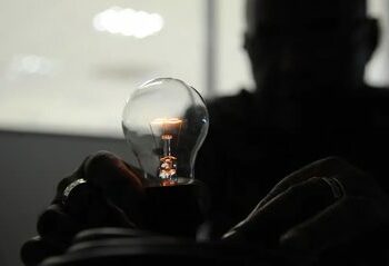 Programa Luz do Povo garante isenção ou desconto na conta de luz para famílias de baixa renda e amplia o acesso à energia elétrica no Brasil.