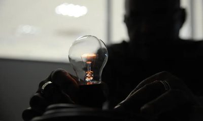 Programa Luz do Povo garante isenção ou desconto na conta de luz para famílias de baixa renda e amplia o acesso à energia elétrica no Brasil.
