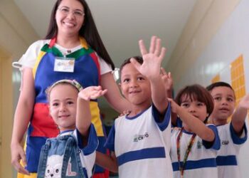 O Fundeb deverá movimentar R$ 370,3 bilhões em 2026, com crescimento de 8,54%. Portaria do MEC e da Fazenda amplia a participação da União no financiamento da educação básica.
