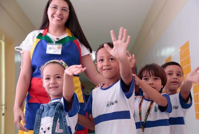 O Fundeb deverá movimentar R$ 370,3 bilhões em 2026, com crescimento de 8,54%. Portaria do MEC e da Fazenda amplia a participação da União no financiamento da educação básica.