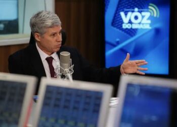Paulo Teixeira afirma que apoio à agricultura familiar e compras públicas ajudaram o Brasil a sair do Mapa da Fome em 2025, além da deflação de alimentos no país.