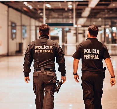 Polícia Federal localiza e prende mais de 14 mil foragidos da Justiça em 2025, com foco em crimes como tráfico, homicídio e violência sexual.