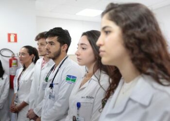 MEC publica edital da Bolsa Permanência para estudantes de medicina do Mais Médicos. Serão 1.500 bolsas de R$ 700 a partir de 2026, com foco em alunos de baixa renda.