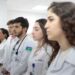 MEC publica edital da Bolsa Permanência para estudantes de medicina do Mais Médicos. Serão 1.500 bolsas de R$ 700 a partir de 2026, com foco em alunos de baixa renda.