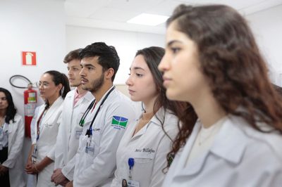 MEC publica edital da Bolsa Permanência para estudantes de medicina do Mais Médicos. Serão 1.500 bolsas de R$ 700 a partir de 2026, com foco em alunos de baixa renda.