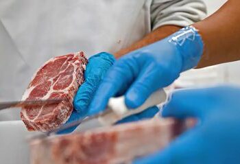 Governo do Brasil afirma que vai negociar com a China para mitigar os efeitos da salvaguarda sobre a carne bovina, que cria cota anual e sobretaxa de 55% às exportações excedentes.