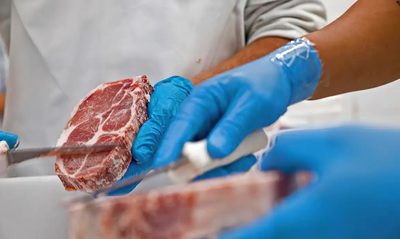Governo do Brasil afirma que vai negociar com a China para mitigar os efeitos da salvaguarda sobre a carne bovina, que cria cota anual e sobretaxa de 55% às exportações excedentes.