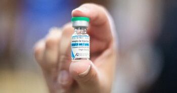 Ministério da Saúde envia mais 100 unidades de fomepizol à Bahia após novos casos de intoxicação por metanol. Estado reforça estoque e amplia capacidade de tratamento.