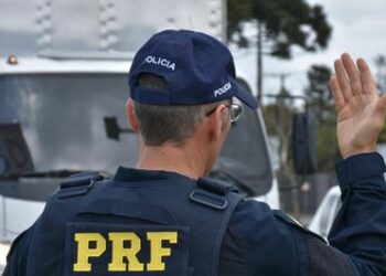 PRF encerra Operação Ano Novo 2026 com mais de 1,1 mil sinistros registrados nas rodovias federais. Fiscalização intensificou combate à alcoolemia e excesso de velocidade.