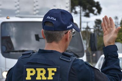 PRF encerra Operação Ano Novo 2026 com mais de 1,1 mil sinistros registrados nas rodovias federais. Fiscalização intensificou combate à alcoolemia e excesso de velocidade.
