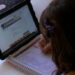 Brasil alcança marco histórico com 70% das escolas públicas conectadas em padrão adequado. São 96 mil unidades com internet de qualidade, beneficiando 24 milhões de alunos.