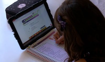 Brasil alcança marco histórico com 70% das escolas públicas conectadas em padrão adequado. São 96 mil unidades com internet de qualidade, beneficiando 24 milhões de alunos.
