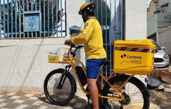 Correios completam 363 anos no Dia do Carteiro; acervo do Ministério das Comunicações guarda documentos históricos sobre os profissionais que ajudaram a construir o serviço postal no Brasil.