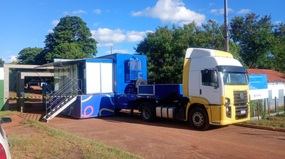 Carreta Digital chega a aldeias indígenas do Mato Grosso do Sul e vai capacitar cerca de 360 estudantes com cursos de robótica e montagem de computadores, promovendo inclusão digital.