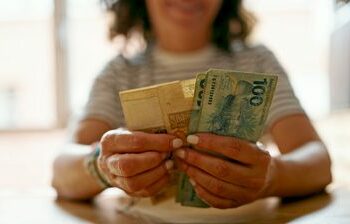 Benefícios do INSS acima do salário mínimo terão reajuste de 3,9% em 2026. Teto previdenciário sobe para R$ 8.475,55 e valores já valem desde janeiro.