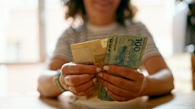 Benefícios do INSS acima do salário mínimo terão reajuste de 3,9% em 2026. Teto previdenciário sobe para R$ 8.475,55 e valores já valem desde janeiro.