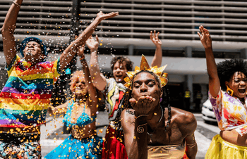 O Carnaval de 2026 deve movimentar R$ 18,6 bilhões no Brasil, impulsionando o turismo e setores como transporte, hotelaria, alimentação e entretenimento, segundo a FecomercioSP.