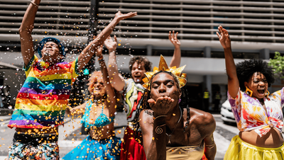 O Carnaval de 2026 deve movimentar R$ 18,6 bilhões no Brasil, impulsionando o turismo e setores como transporte, hotelaria, alimentação e entretenimento, segundo a FecomercioSP.