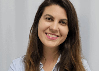 Professora da UnB pesquisa medicamentos contra o Alzheimer a partir do veneno de vespas. Estudo liderado por ex-bolsista da Capes mostra resultados promissores.