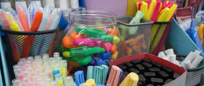 Com a volta às aulas, o Inmetro orienta pais e responsáveis a comprar materiais escolares certificados, destacando a importância do selo de segurança e da procedência dos produtos.