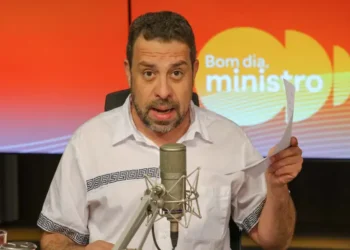 Guilherme Boulos afirma que o fim da escala 6x1 pode aumentar a produtividade no Brasil e defende a redução da jornada de trabalho sem redução de salários.