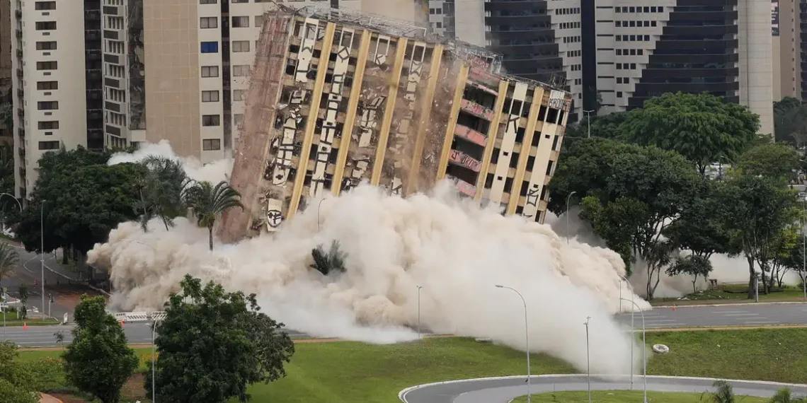 Antigo Torre Palace Hotel é implodido no centro de Brasília após anos de abandono. Operação mobilizou forças de segurança e Defesa Civil.