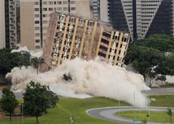 Antigo Torre Palace Hotel é implodido no centro de Brasília após anos de abandono. Operação mobilizou forças de segurança e Defesa Civil.